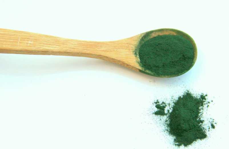 La spiruline est une microalgue qui peut aussi se révéler efficace lorsqu'elle est prise sous la forme d'un complément alimentaire