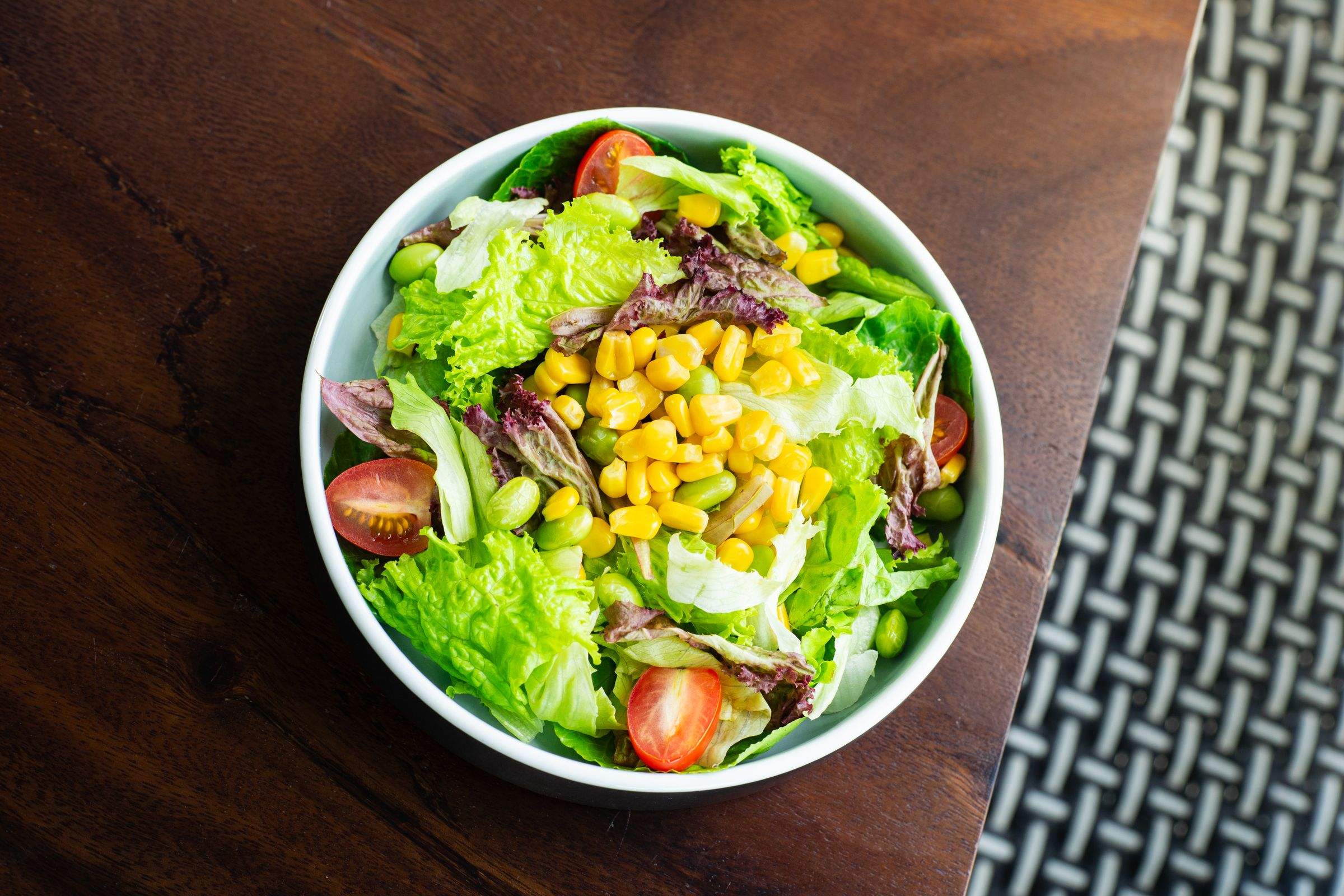 Minceur et détox Salade de légumes frais dans un bol