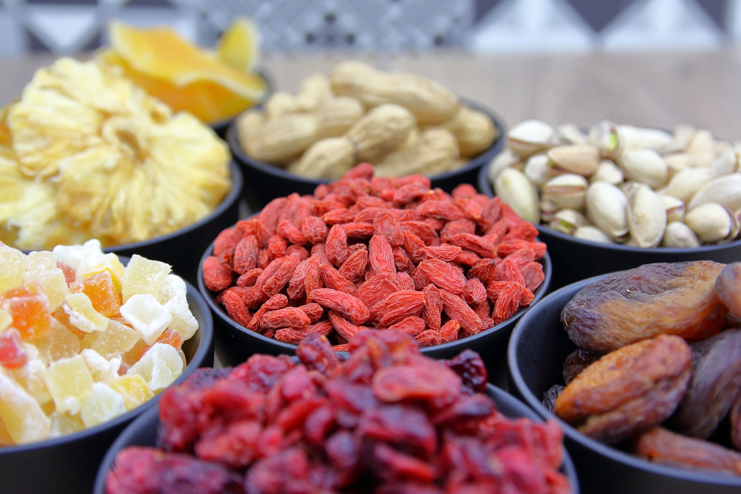 Myrtilles, baies de goji et graines dans des bols
